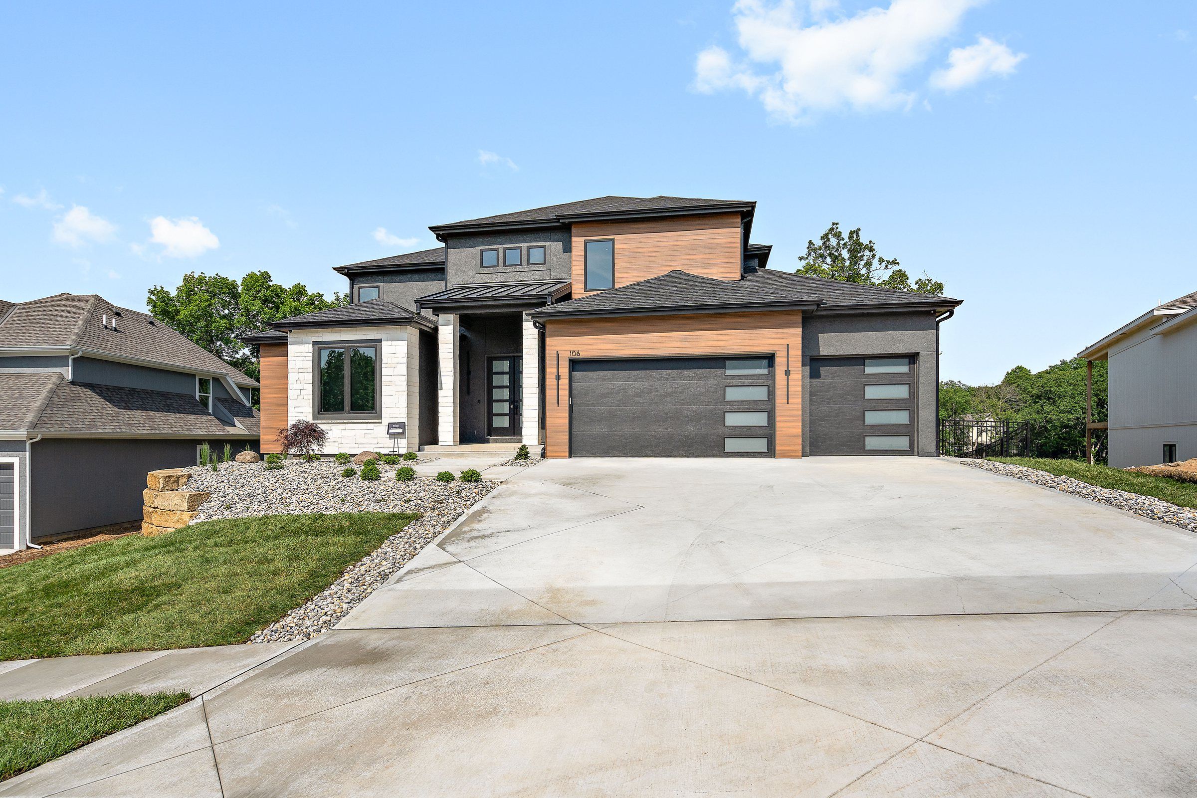 Front exterior of the JFE Construction Modern Maplewood III plan